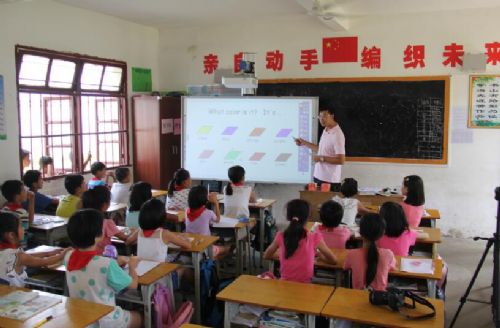 广东民革基层组织开展教师节慰问及扶贫助学活动